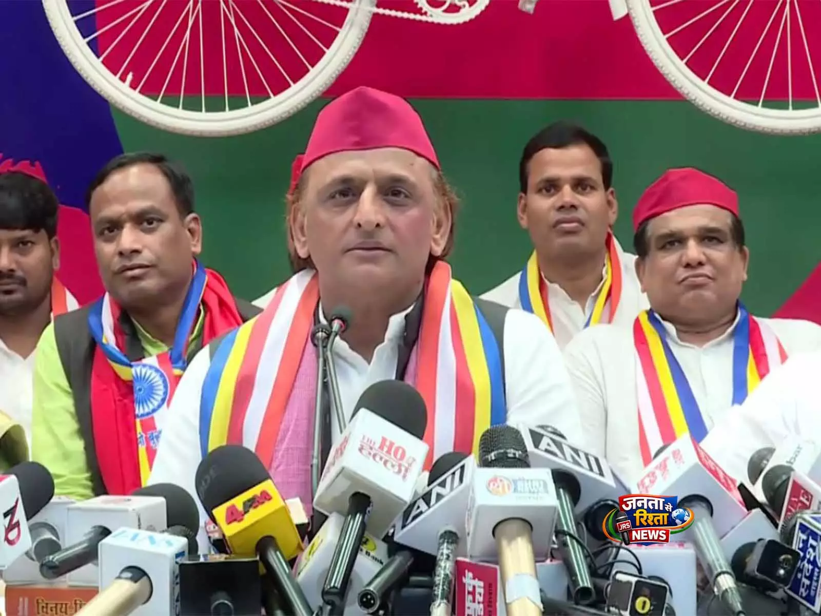 अखिलेश यादव का पलटवार: BJP पर रुख बदलने का आरोप, ‘गिरगिट’ टिप्पणी पर जवाब अखिलेश यादव का पलटवार: BJP पर रुख बदलने का आरोप, ‘गिरगिट’ टिप्पणी पर जवाब
