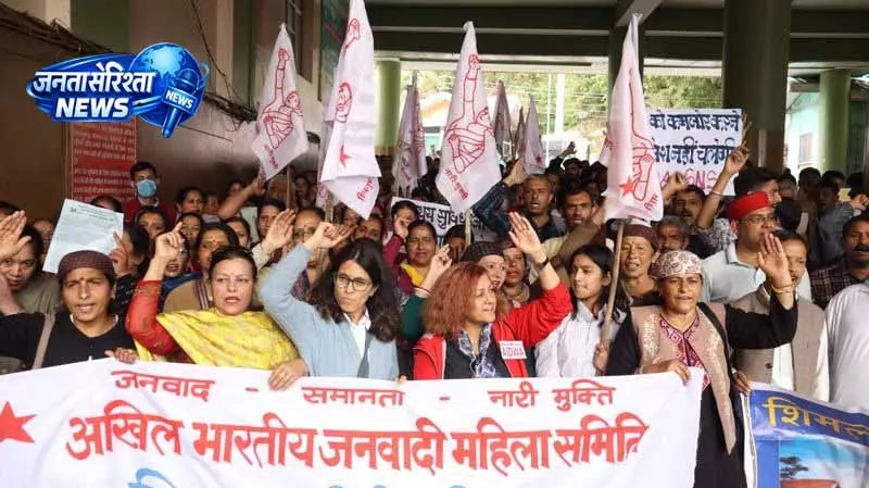 शिमला में OPD शिफ्टिंग के विरोध में प्रदर्शन जारी शिमला में OPD शिफ्टिंग के विरोध में प्रदर्शन जारी