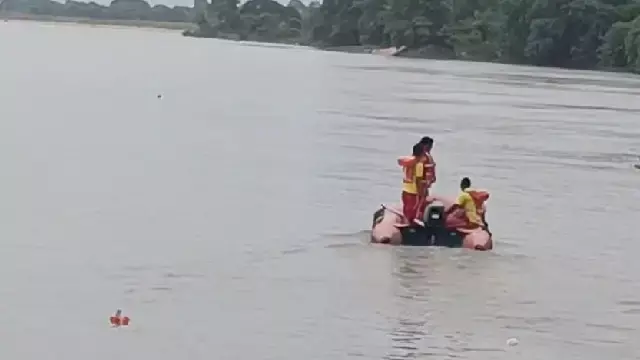 North Dinajpur: नहाने के दौरान छात्र लापता, सर्च ऑपरेशन जारी North Dinajpur: नहाने के दौरान छात्र लापता, सर्च ऑपरेशन जारी