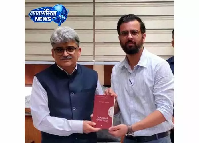 Jammu: मुख्य सचिव को उपहार स्वरूप पुस्तक भेंट की Jammu: मुख्य सचिव को उपहार स्वरूप पुस्तक भेंट की