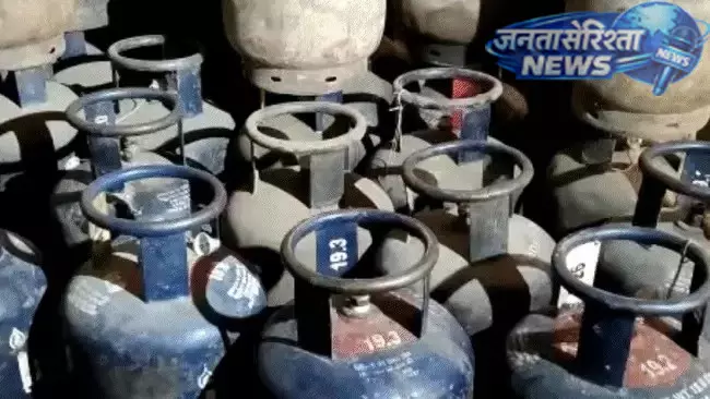 मिडिल ईस्ट तनाव का असर, कमर्शियल LPG सिलेंडर ₹993 महंगा मिडिल ईस्ट तनाव का असर, कमर्शियल LPG सिलेंडर ₹993 महंगा