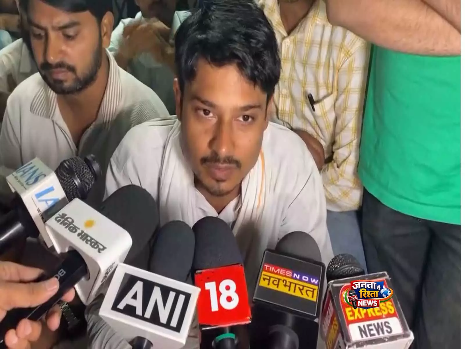 निलंबन के विरोध में बिजली विभाग का जूनियर इंजीनियर Telephone टावर पर चढ़ा, पढ़ें पूरा मामला निलंबन के विरोध में बिजली विभाग का जूनियर इंजीनियर Telephone टावर पर चढ़ा, पढ़ें पूरा मामला