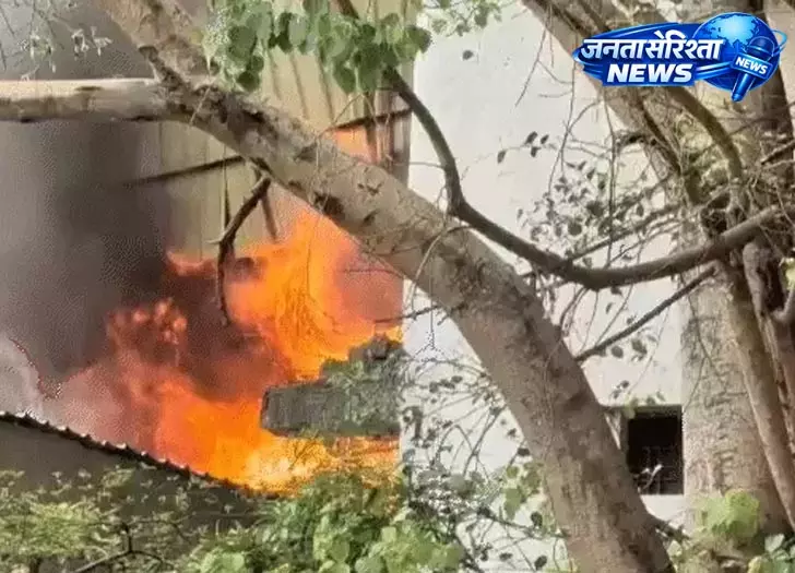 पटाखा गोदाम अग्निकांड मामला गरमाया, FIR में जोड़ी गईं गैर जमानती और विस्फोटक अधिनियम की धाराएं पटाखा गोदाम अग्निकांड मामला गरमाया, FIR में जोड़ी गईं गैर जमानती और विस्फोटक अधिनियम की धाराएं