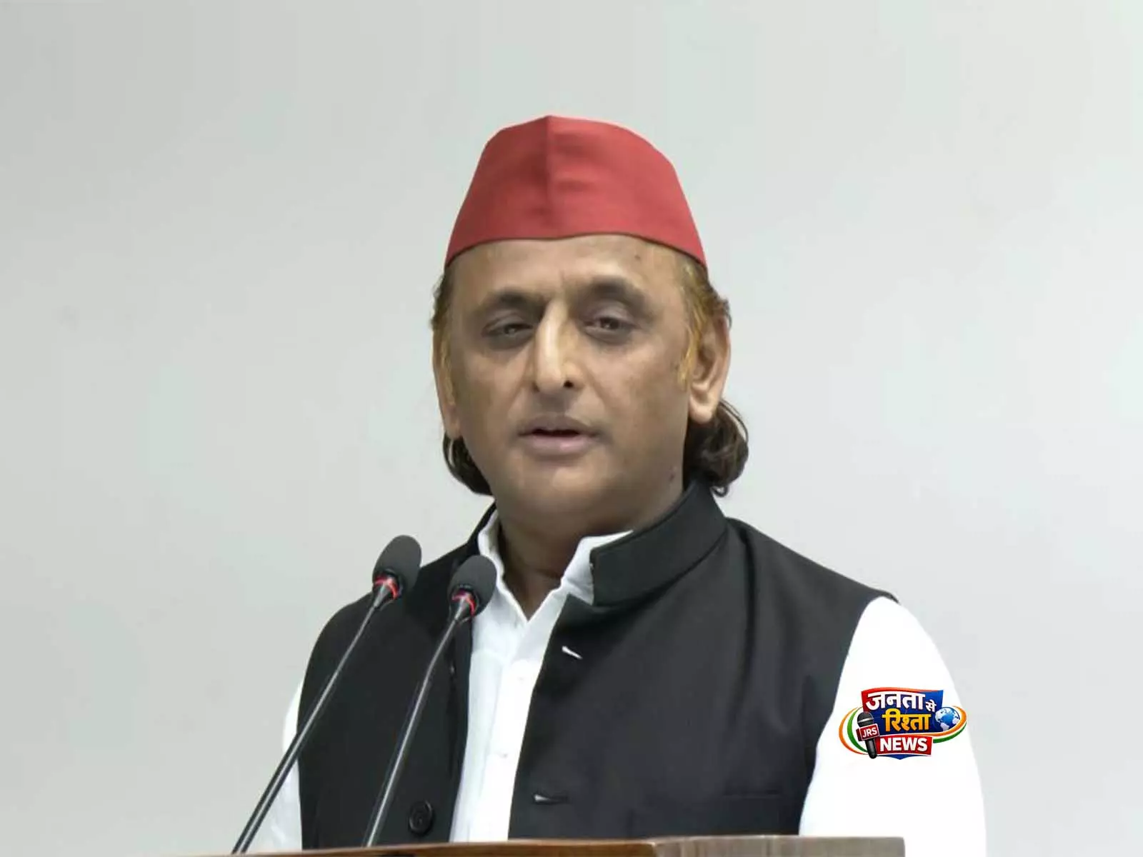 LPG की कीमतों में कटौती पर अखिलेश यादव ने BJP पर साधा निशाना LPG की कीमतों में कटौती पर अखिलेश यादव ने BJP पर साधा निशाना
