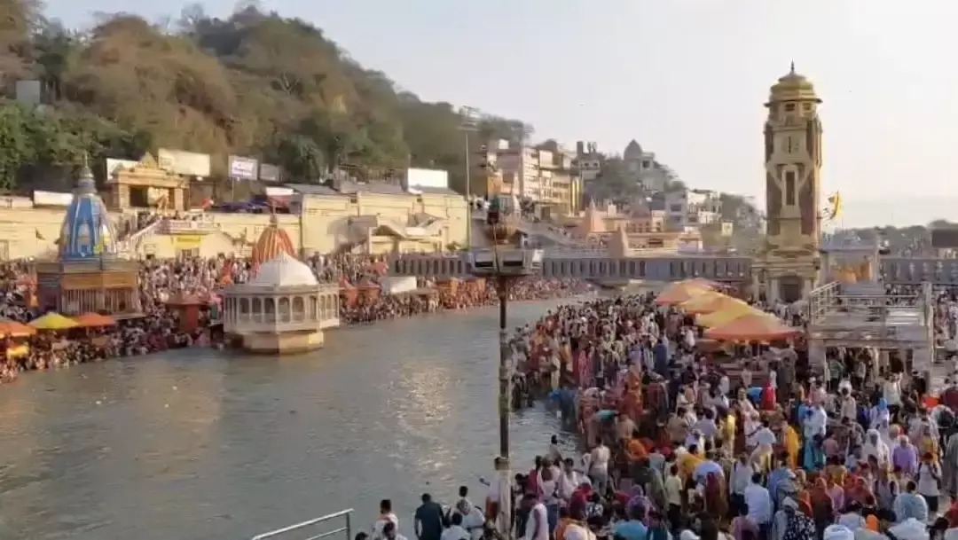 Haridwar: हरिद्वार में बुद्ध पूर्णिमा पर भक्तों का जनसैलाब Haridwar: हरिद्वार में बुद्ध पूर्णिमा पर भक्तों का जनसैलाब