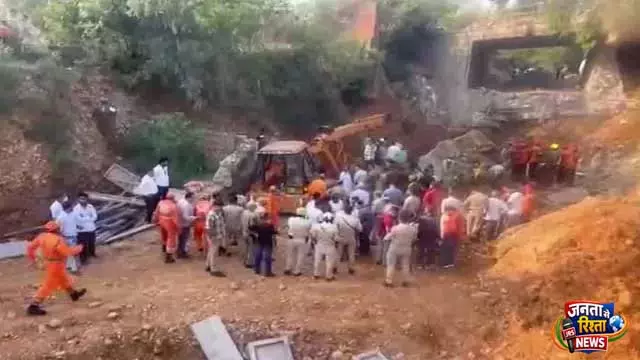 J-K: जम्मू में पुल का एक हिस्सा ढहा, मलबे के नीचे 4 मज़दूर फंसे J-K: जम्मू में पुल का एक हिस्सा ढहा, मलबे के नीचे 4 मज़दूर फंसे