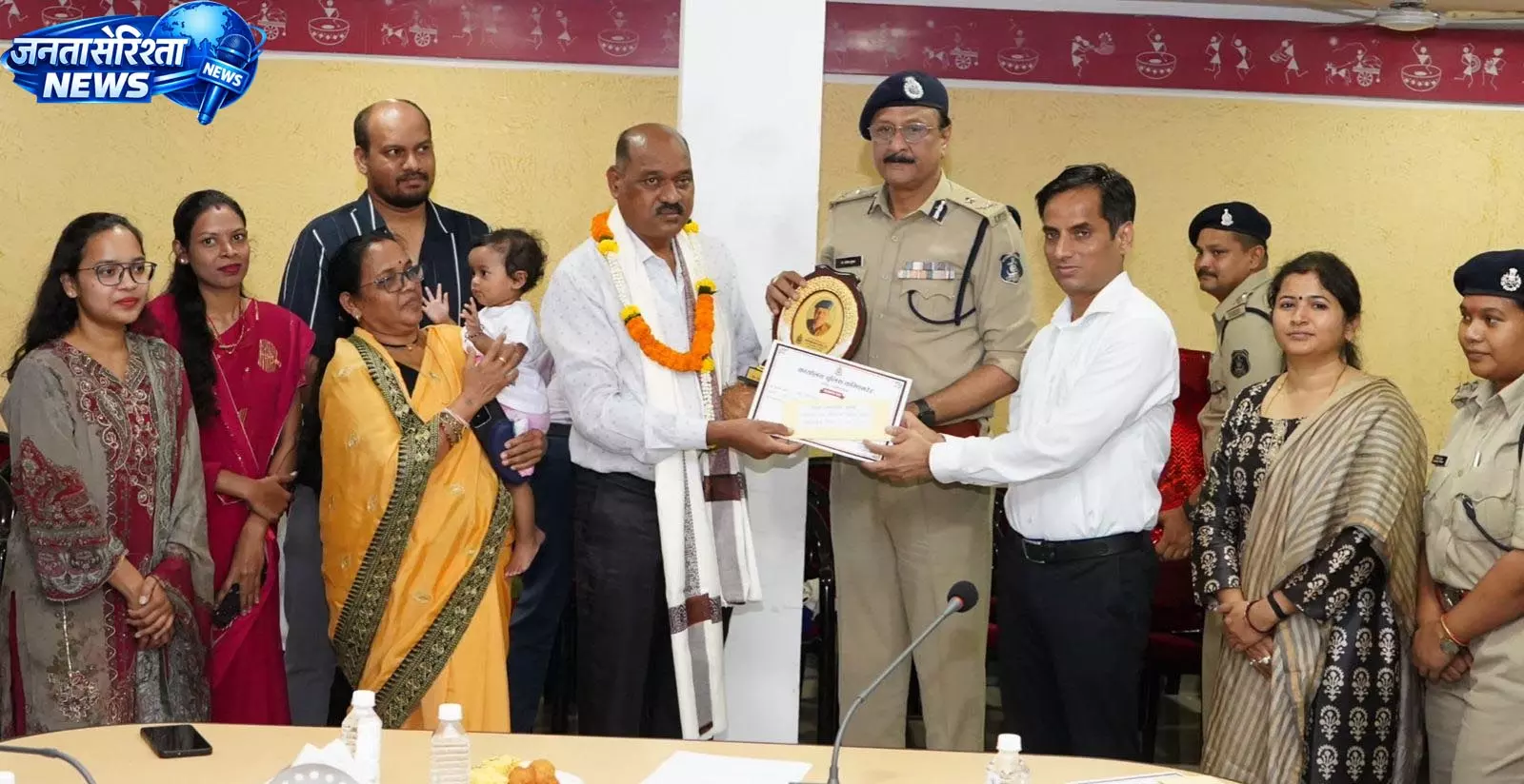 रायपुर पुलिस कमिश्नरेट में दो कर्मचारियों को सम्मानपूर्वक विदाई रायपुर पुलिस कमिश्नरेट में दो कर्मचारियों को सम्मानपूर्वक विदाई