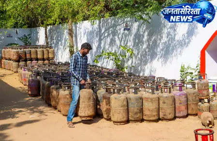 मध्य पूर्व तनाव के बीच पेट्रोल-डीजल के दाम स्थिर, एलपीजी की सप्लाई सामान्य: सरकार मध्य पूर्व तनाव के बीच पेट्रोल-डीजल के दाम स्थिर, एलपीजी की सप्लाई सामान्य: सरकार