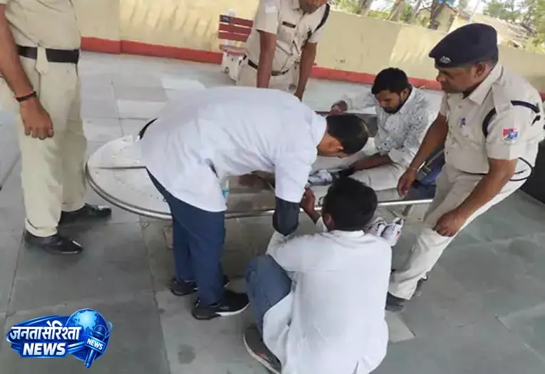 राजनांदगांव स्टेशन पर गर्मी से बेहोश यात्री को RPF ने बचाया, ऑपरेशन सेवा के तहत तुरंत मिला इलाज राजनांदगांव स्टेशन पर गर्मी से बेहोश यात्री को RPF ने बचाया, ऑपरेशन सेवा के तहत तुरंत मिला इलाज