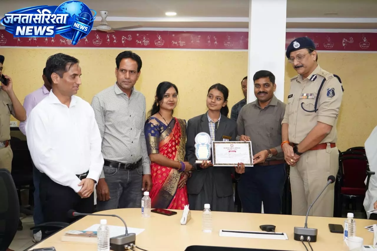 रायपुर पुलिस ने मेधावी विद्यार्थियों का किया सम्मान रायपुर पुलिस ने मेधावी विद्यार्थियों का किया सम्मान