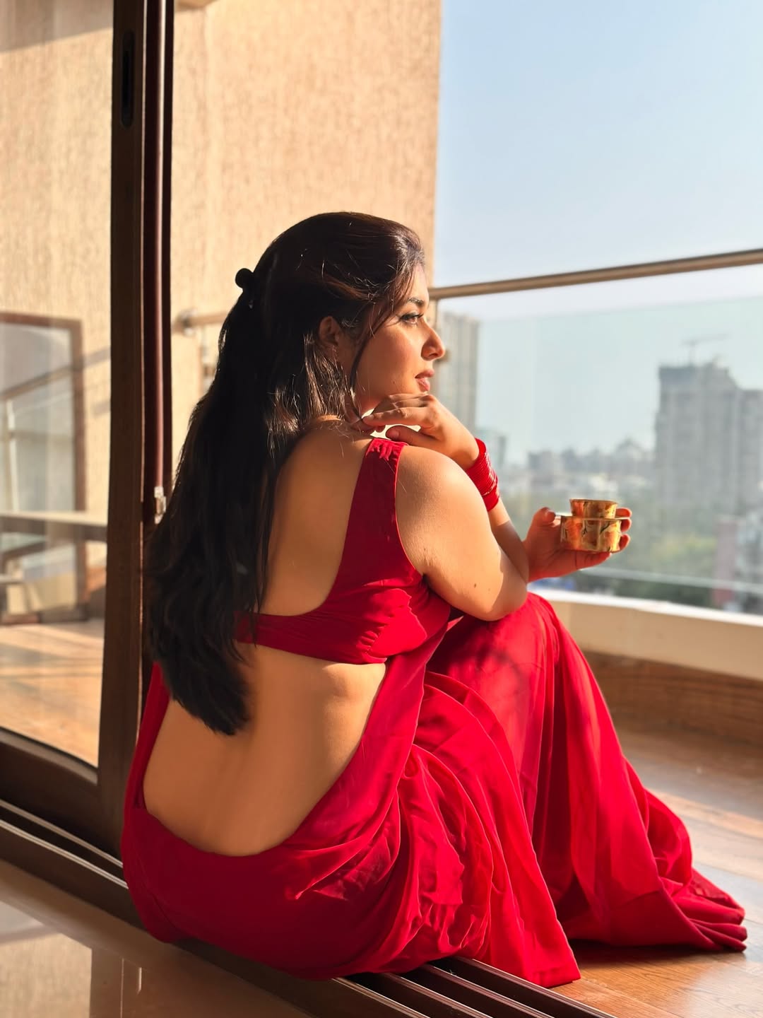 साड़ी में खूबसूरत लगी निकिता शर्मा