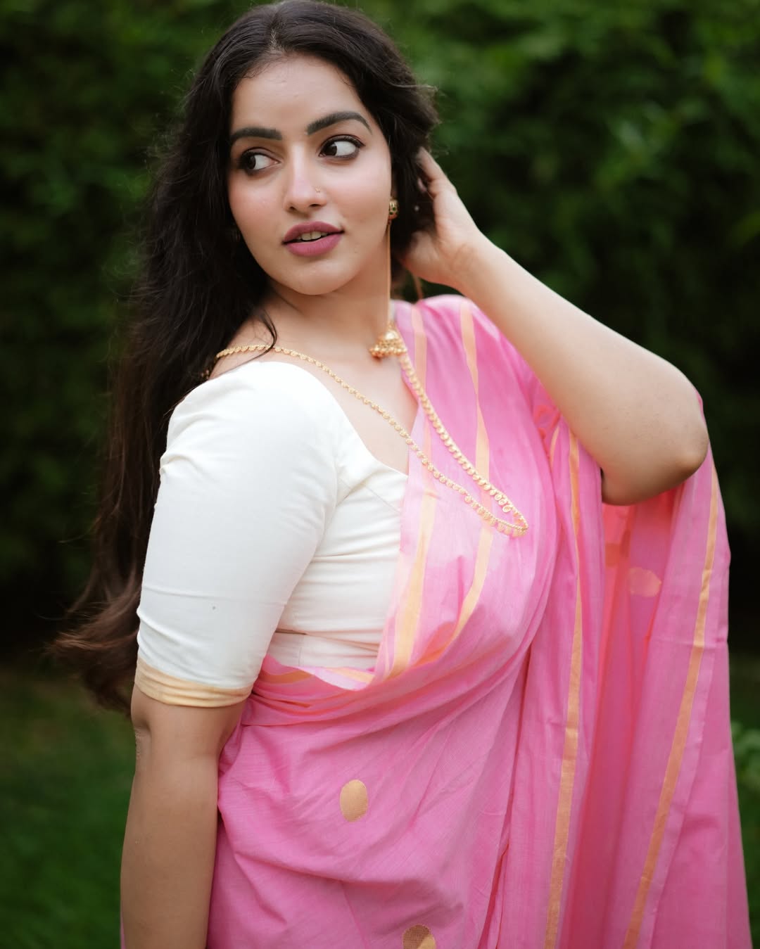 साड़ी में खूबसूरत लगी मालविका मेनन