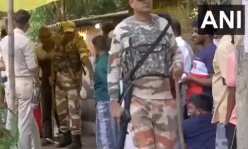 बंगाल के 15 मतदान केंद्रों पर री-पोलिंग शुरू बंगाल के 15 मतदान केंद्रों पर री-पोलिंग शुरू