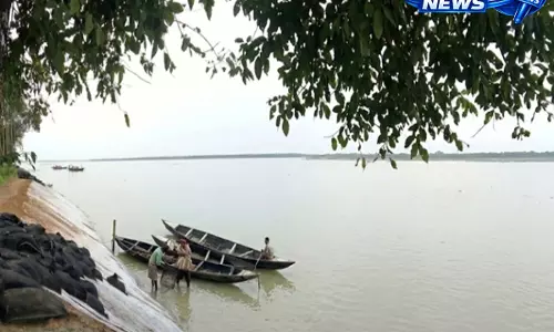 Assam: CWC की बाढ़ चेतावनी से हड़कंप, ब्रह्मपुत्र के कटाव से दिघलतरंग पर खतरा Assam: CWC की बाढ़ चेतावनी से हड़कंप, ब्रह्मपुत्र के कटाव से दिघलतरंग पर खतरा