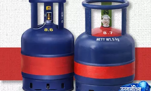 Telangana में कीमतों में रिकॉर्ड बढ़ोतरी के बीच बिना अनुमति LPG सप्लाई का खतरा बढ़ा Telangana में कीमतों में रिकॉर्ड बढ़ोतरी के बीच बिना अनुमति LPG सप्लाई का खतरा बढ़ा