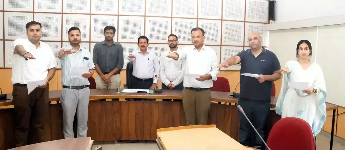 Hisar: निर्विरोध चुनी गई लुवास्ता टीम ने ली शपथ Hisar: निर्विरोध चुनी गई लुवास्ता टीम ने ली शपथ