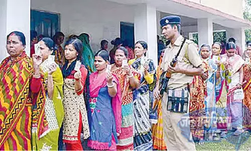 पश्चिम बंगाल की दो सीटों पर Re-polling शुरू, 15 पोलिंग स्टेशनों पर दोबारा वोटिंग जारी पश्चिम बंगाल की दो सीटों पर Re-polling शुरू, 15 पोलिंग स्टेशनों पर दोबारा वोटिंग जारी