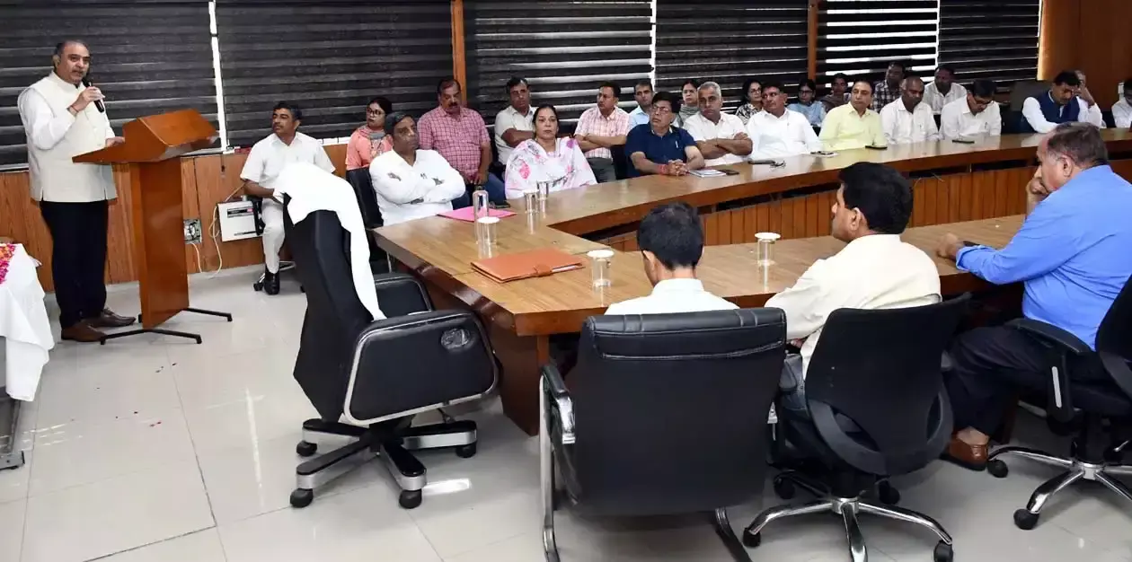 Hisar: डॉ. रामधन सिंह के योगदान की प्रो. बीआर कम्बोज ने की प्रशंसा Hisar: डॉ. रामधन सिंह के योगदान की प्रो. बीआर कम्बोज ने की प्रशंसा