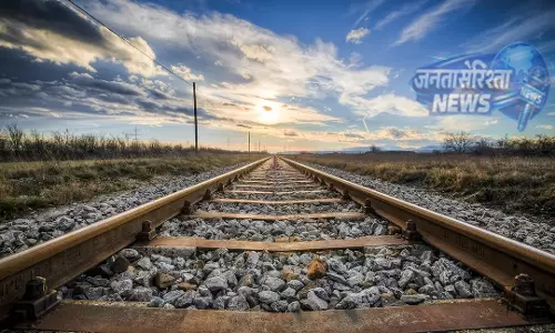 Balangir : रेलवे ट्रैक पर अज्ञात शव मिलने से सनसनी, सिर पर चोट से संदिग्ध मौत Balangir : रेलवे ट्रैक पर अज्ञात शव मिलने से सनसनी, सिर पर चोट से संदिग्ध मौत