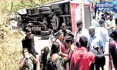 मैसूर में KSRTC बस पलटी, 20 से अधिक यात्री घायल, मंदिर मार्ग पर घंटों जाम