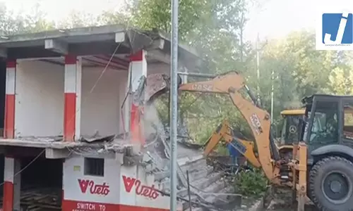 ड्रग तस्कर का एक करोड़ का अवैध शॉपिंग कॉम्प्लेक्स जमींदोज ड्रग तस्कर का एक करोड़ का अवैध शॉपिंग कॉम्प्लेक्स जमींदोज