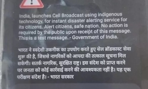मोदी सरकार ने भारतीयों के मोबाइल में बजाई खतरे की घंटी मोदी सरकार ने भारतीयों के मोबाइल में बजाई खतरे की घंटी