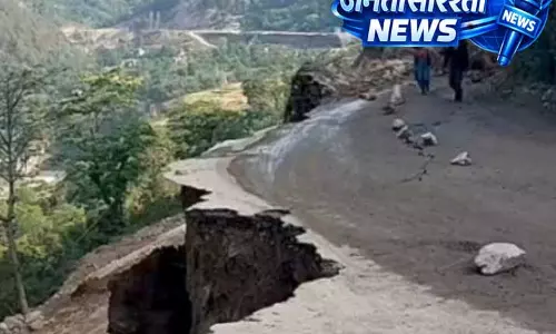 सड़क धंसने से Mandi-Pathankot highway पर यातायात ठप सड़क धंसने से Mandi-Pathankot highway पर यातायात ठप