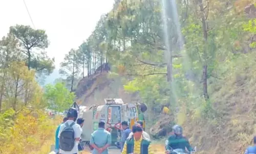 तमिलनाडु के यरकाड और उत्तराखंड के टिहरी में सड़क हादसे