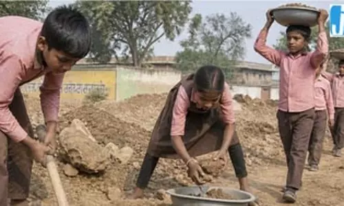 स्कूली बच्चों ने की रेत ढुलाई, वायरल वीडियो से भड़का पैरेंट्स का गुस्सा स्कूली बच्चों ने की रेत ढुलाई, वायरल वीडियो से भड़का पैरेंट्स का गुस्सा