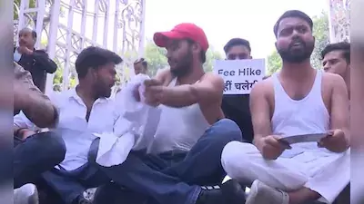 Lucknow: लखनऊ यूनिवर्सिटी में अनुशासनात्मक कार्रवाई Lucknow: लखनऊ यूनिवर्सिटी में अनुशासनात्मक कार्रवाई