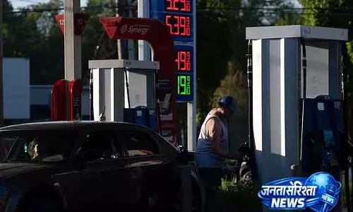 California में बढ़ती पेट्रोल कीमतों पर ट्रंप को लेकर विरोध California में बढ़ती पेट्रोल कीमतों पर ट्रंप को लेकर विरोध