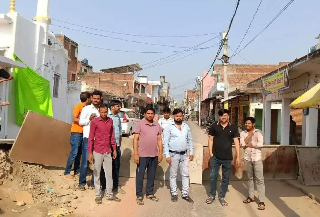 Nawabganj: नाले के निर्माण में देरी पर व्यापारियों का प्रदर्शन Nawabganj: नाले के निर्माण में देरी पर व्यापारियों का प्रदर्शन