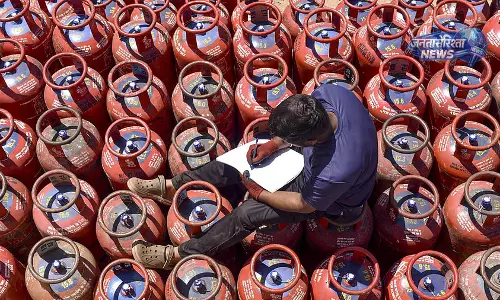 कमर्शियल LPG महंगी होने पर होटल एसोसिएशन की GST घटाने की मांग कमर्शियल LPG महंगी होने पर होटल एसोसिएशन की GST घटाने की मांग