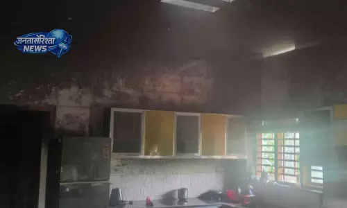 Puthussery में बंद घर में भीषण आग, फर्नीचर और इलेक्ट्रॉनिक सामान जलकर खाक Puthussery में बंद घर में भीषण आग, फर्नीचर और इलेक्ट्रॉनिक सामान जलकर खाक