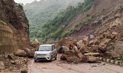 Doda: डोडा-किश्तवाड़ मार्ग पर मलबा, आवागमन रुका Doda: डोडा-किश्तवाड़ मार्ग पर मलबा, आवागमन रुका