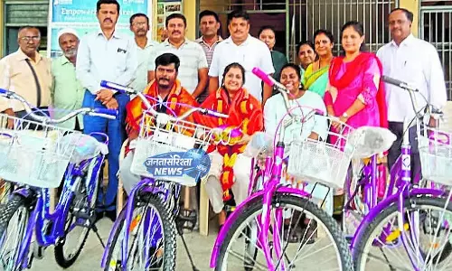 Karnataka : लड़कियों को साइकिल वितरण Karnataka : लड़कियों को साइकिल वितरण