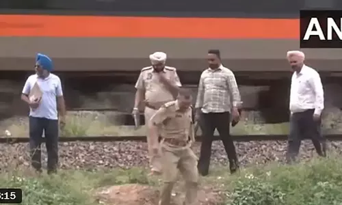 UP: बरेली में रेलवे ट्रैक पर मिला मुस्लिम मौलवी का शव, परिवार ने लगाया साज़िश का आरोप UP: बरेली में रेलवे ट्रैक पर मिला मुस्लिम मौलवी का शव, परिवार ने लगाया साज़िश का आरोप