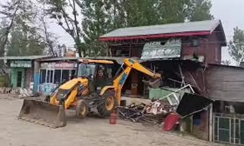 Anantnag: पुलिस की बड़ी कार्रवाई, अवैध संपत्ति पर बुलडोजर Anantnag: पुलिस की बड़ी कार्रवाई, अवैध संपत्ति पर बुलडोजर