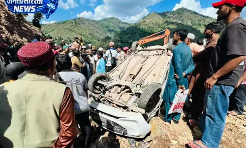 सड़क दुर्घटना में Jammu के दो लोग घायल, एक की मौत सड़क दुर्घटना में Jammu के दो लोग घायल, एक की मौत