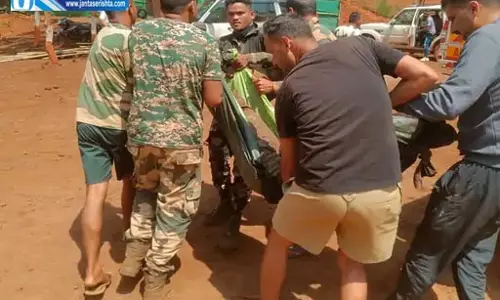 4 जवान शहीद, घायल कांस्टेबल ने भी तोड़ा दम 4 जवान शहीद, घायल कांस्टेबल ने भी तोड़ा दम
