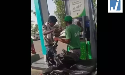 सावधान! पेट्रोल पंप पर कहीं आपके साथ तो नहीं हो रहा ऐसा खेल? सेल्समैन की एक गलती और शुरू हो गई क्लास सावधान! पेट्रोल पंप पर कहीं आपके साथ तो नहीं हो रहा ऐसा खेल? सेल्समैन की एक गलती और शुरू हो गई क्लास