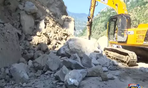 भूस्खलन के कारण डोडा-किश्तवाड़ सड़क अवरुद्ध होने के बाद J-K ट्रैफिक पुलिस ने ट्रैफिक एडवाइजरी जारी की