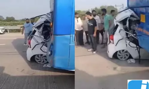 एक्सप्रेस हाईवे पर भीषण हादसा, तेज रफ्तार कार बस से टकराई एक्सप्रेस हाईवे पर भीषण हादसा, तेज रफ्तार कार बस से टकराई