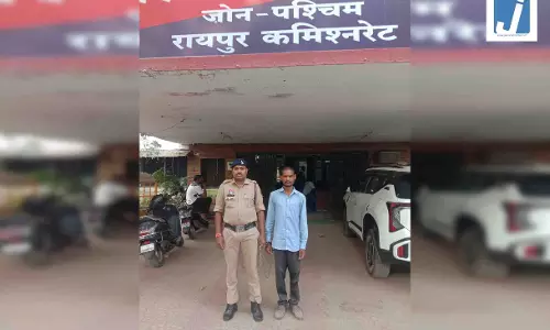 रायपुर: दादू धारदार चाकू के साथ रंगेहाथ गिरफ्तार रायपुर: दादू धारदार चाकू के साथ रंगेहाथ गिरफ्तार