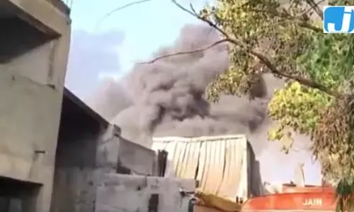 FIRE: चटाई और तेल फैक्ट्री में आग से मचा हड़कंप FIRE: चटाई और तेल फैक्ट्री में आग से मचा हड़कंप