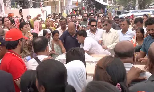 Jabalpur में क्रूज़ बोट पलटने से मारे गए दिल्ली के परिवार के शव घर लौटे Jabalpur में क्रूज़ बोट पलटने से मारे गए दिल्ली के परिवार के शव घर लौटे