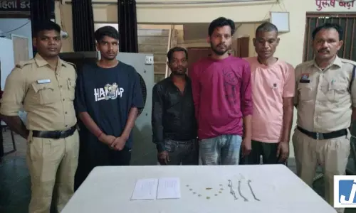 सूने मकान में सेंध लगाने वालों का पर्दाफाश, चोरी के जेवर खरीदने वाला व्यापारी भी धराया सूने मकान में सेंध लगाने वालों का पर्दाफाश, चोरी के जेवर खरीदने वाला व्यापारी भी धराया