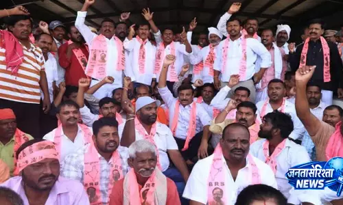 Dubbak में “प्रजा पालना” कार्यक्रम के दौरान विधायक का विरोध, धान खरीद में देरी पर उठाए सवाल
