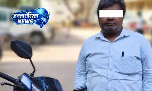 Hyderabad में स्कूटर का नंबर बदलकर चालान से बचने की कोशिश, मालिक गिरफ्तार Hyderabad में स्कूटर का नंबर बदलकर चालान से बचने की कोशिश, मालिक गिरफ्तार