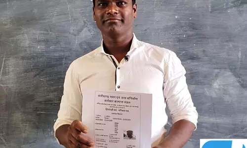 सुशासन तिहार से मिली राहत: समाधान शिविर में मिस्त्री कोमल तारक का मौके पर बना मजदूर कार्ड सुशासन तिहार से मिली राहत: समाधान शिविर में मिस्त्री कोमल तारक का मौके पर बना मजदूर कार्ड